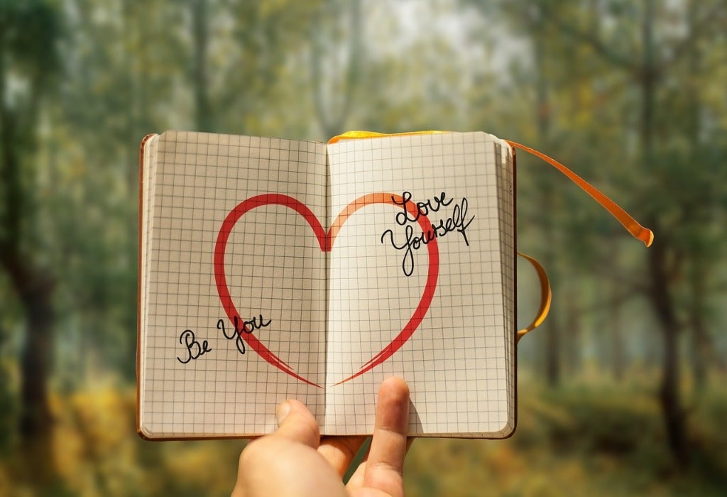 selbstliebe-herz-tagebuch-hand-3969644@geralt (pixabay CC-0) selbstliebe-herz-tagebuch-hand-