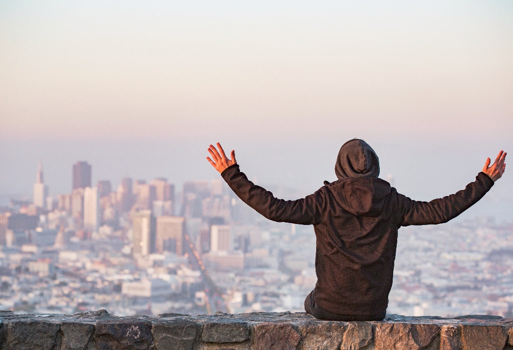 man-with-open-arms-saluting-the-san-francisco-city-picjumbo-com(1) Selig