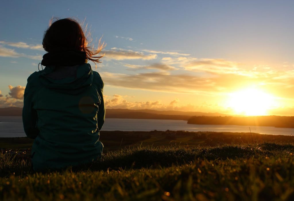 Sonnenuntergang, Wiese, Natur @ Ildigo (pixabay CC-0) Zufriedenheit