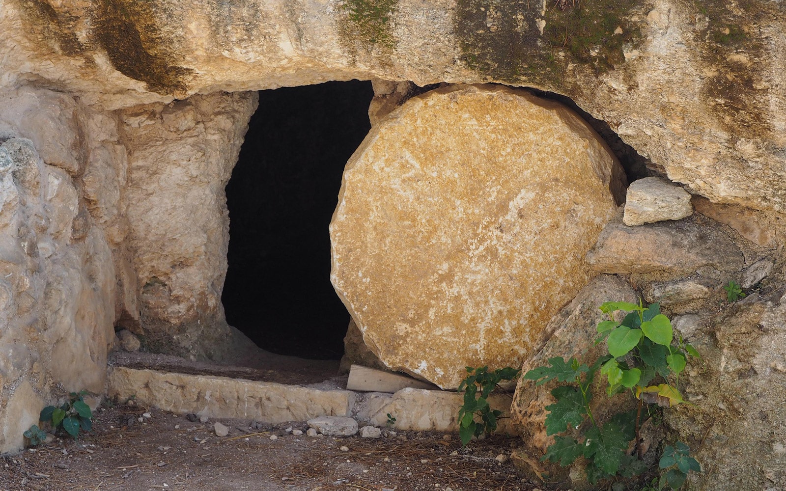 Wieder aufstehen - Höhle mit einem Stein davor